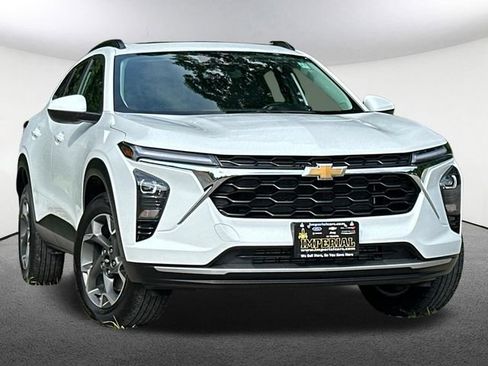Certified 2024 Chevrolet Trax LT w/ Sunroof Package FWD image 2
