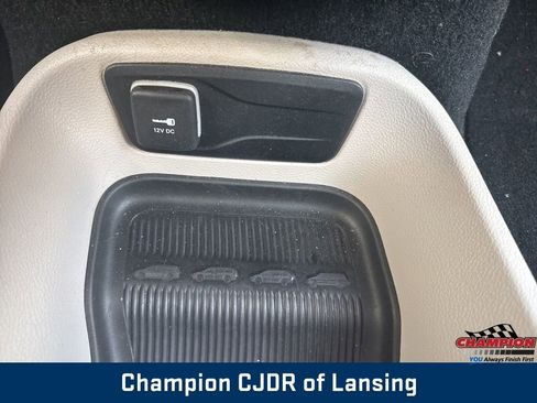 Used 2023 Chrysler Pacifica Touring-L image 30