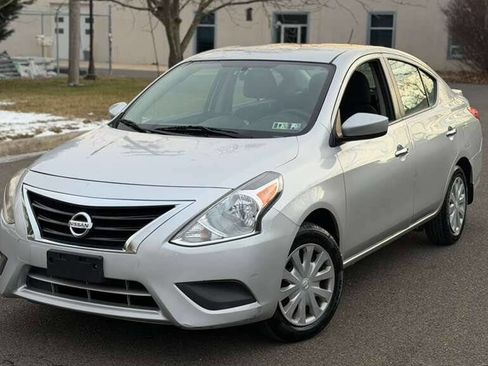 Used 2018 Nissan Versa SV image 2