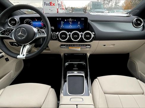 Used 2025 Mercedes-Benz GLA 250 4MATIC image 5