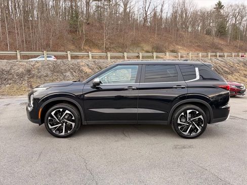 Used 2023 Mitsubishi Outlander SE image 3