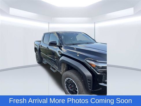 Used 2025 Toyota Tacoma TRD Off-Road AWD/4WD image 5
