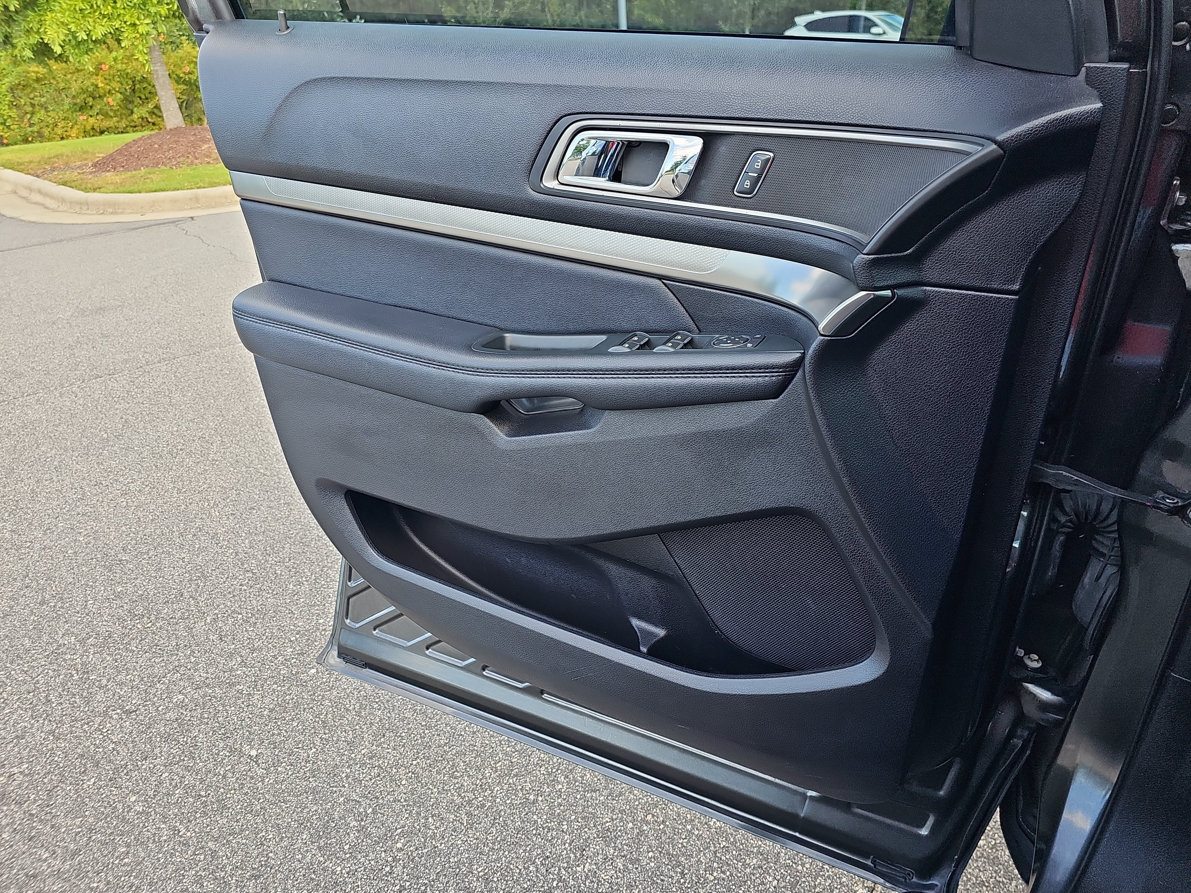 Used 2019 Ford Explorer XLT w/ Equipment Group 201A FWD image 27