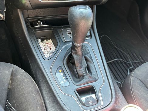 Used 2020 Jeep Cherokee Latitude FWD image 12