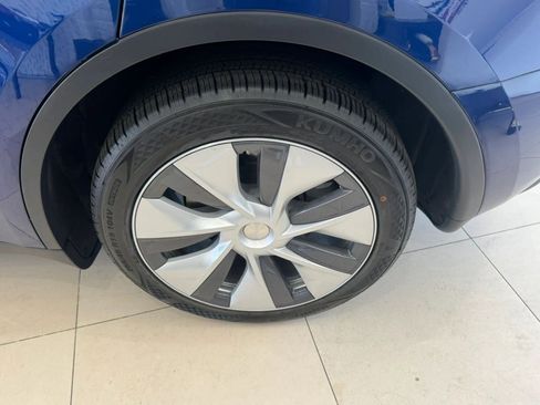 Used 2024 Tesla Model Y Long Range AWD/4WD image 39