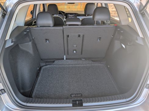 Used 2025 Volkswagen Taos SE w/ Panoramic Sunroof Package FWD image 19