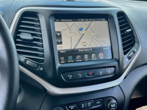 Used 2016 Jeep Cherokee Overland w/ Technology Group FWD image 12