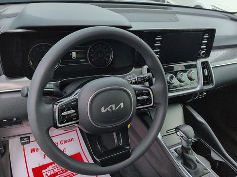 Used 2023 Kia Sorento LX image 9