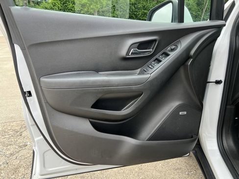 Used 2016 Chevrolet Trax LT w/ LT Sun and Sound Package FWD image 23