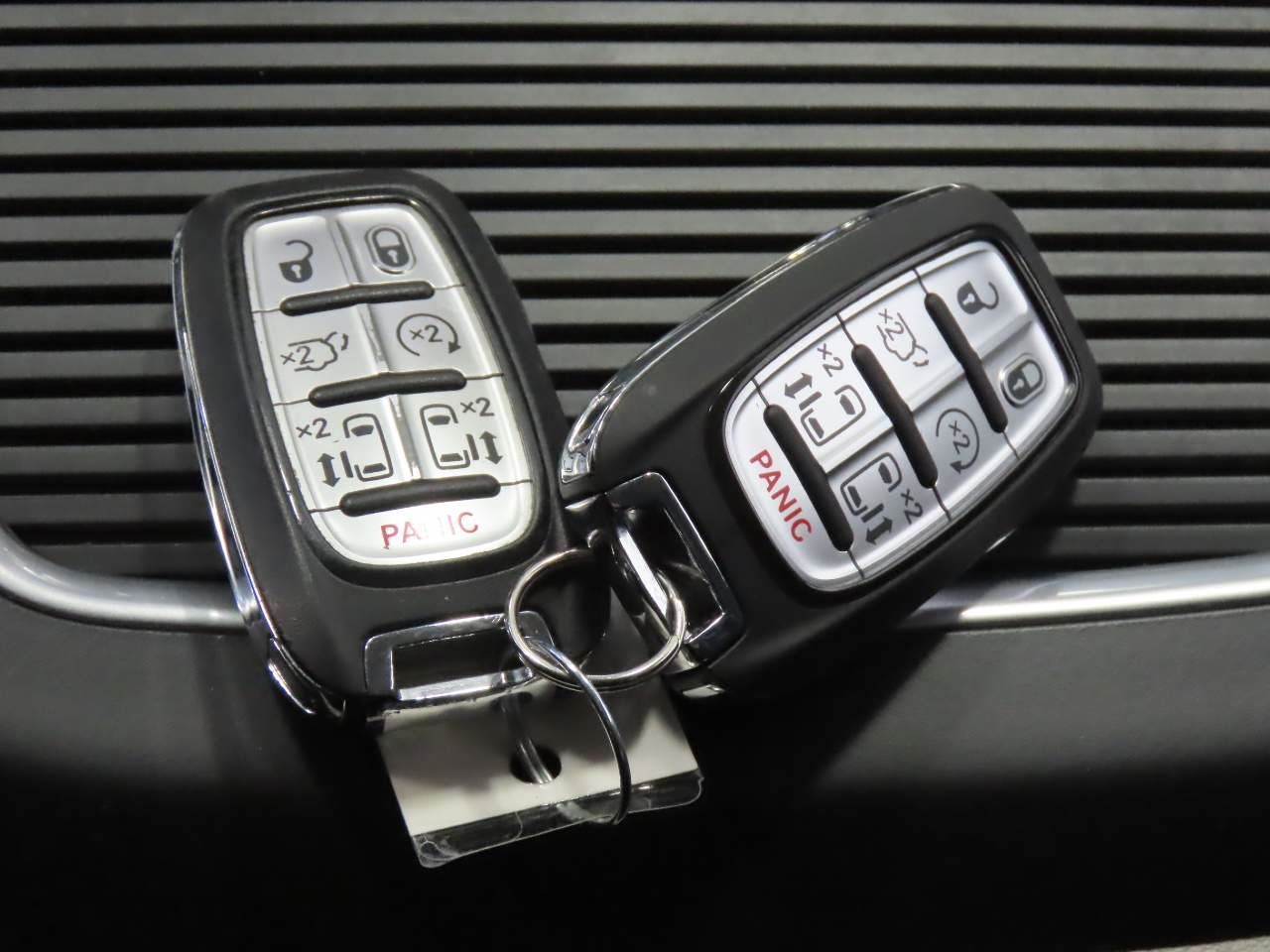 Used 2024 Chrysler Pacifica Limited FWD image 18