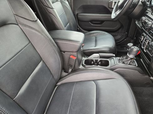 Used 2019 Jeep Wrangler Unlimited Sahara AWD/4WD image 19
