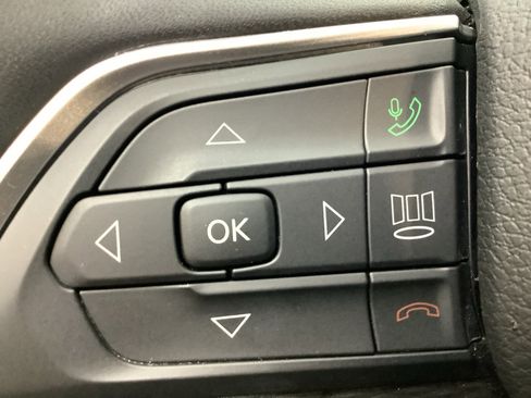 Used 2023 Jeep Grand Cherokee L Laredo image 16