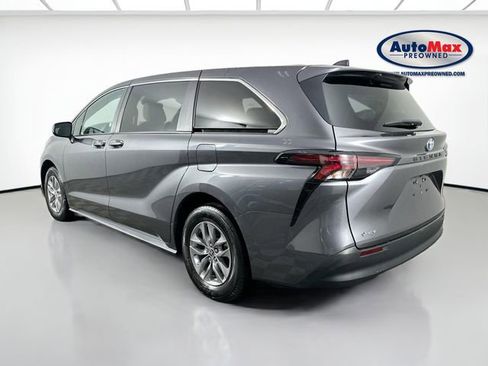 Used 2025 Toyota Sienna LE image 5