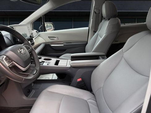 Used 2023 Toyota Sienna XLE FWD image 2