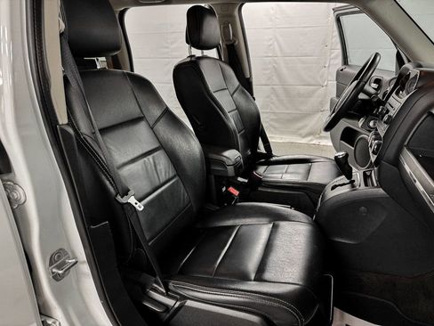 Used 2017 Jeep Patriot High Altitude FWD image 10