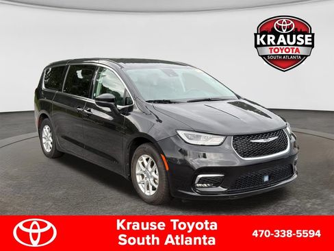 Used 2023 Chrysler Pacifica Touring-L FWD image 1