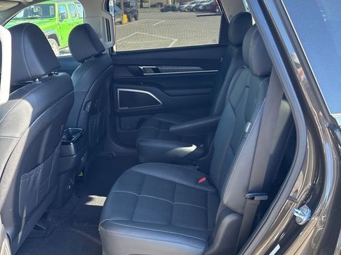 Used 2023 Kia Telluride EX w/ EX Captain's Chair Package image 8