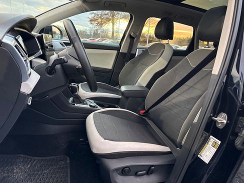 Certified 2025 Volkswagen Taos SE w/ Panoramic Sunroof Package image 11