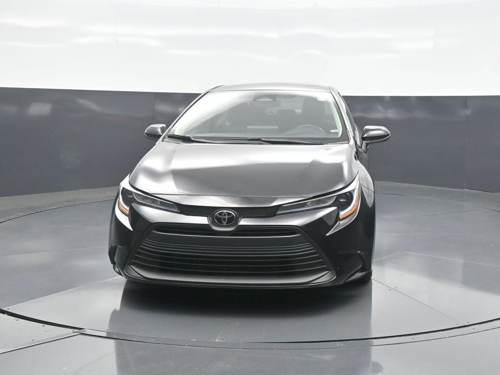 Used 2025 Toyota Corolla LE FWD image 2