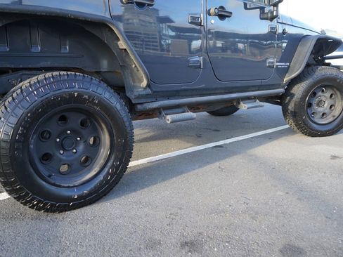 Used 2017 Jeep Wrangler Unlimited Rubicon w/ Connectivity Group image 7