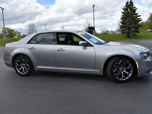 Used 2018 Chrysler 300 S w/ 300S Premium Group RWD image 4