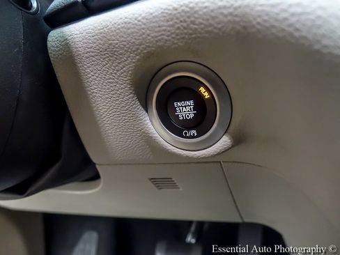 Used 2022 Chrysler Pacifica Touring-L FWD image 16