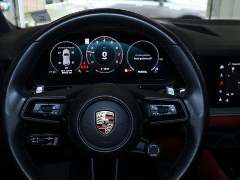 Used 2024 Porsche Cayenne AWD/4WD image 17