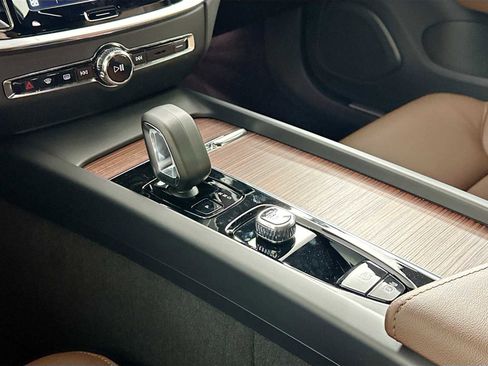 Certified 2025 Volvo V60 B5 Cross Country Plus w/ Protection Package Premier image 15