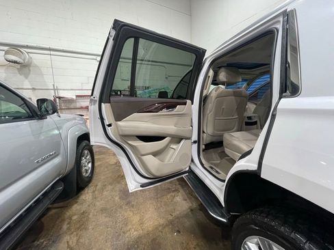 Used 2016 Cadillac Escalade Luxury image 16