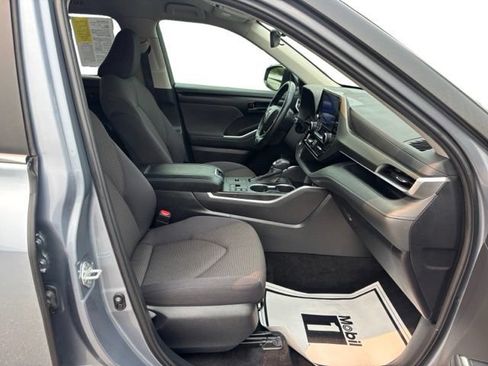 Used 2023 Toyota Highlander LE FWD image 11