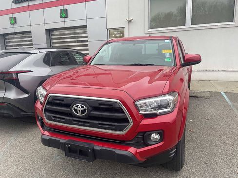Used 2017 Toyota Tacoma SR5 image 1
