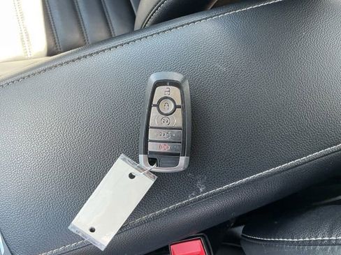 Used 2018 Ford Fusion SE w/ Fusion SE Technology Package FWD image 24