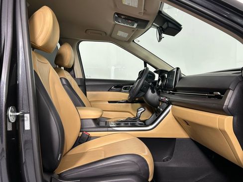 Used 2024 Kia Carnival EX image 10