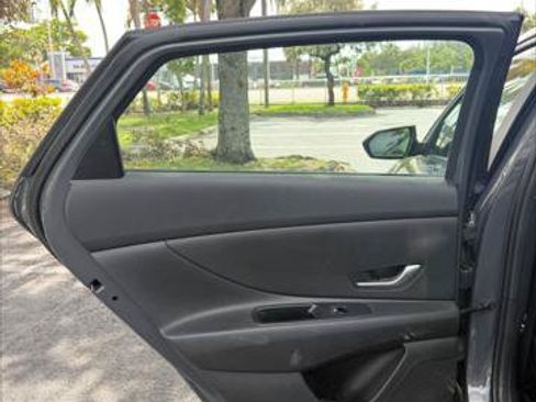 Used 2025 Hyundai Elantra SE FWD image 18