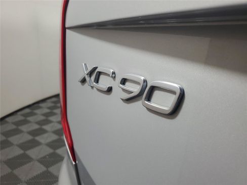 Certified 2025 Volvo XC90 B5 Core w/ Protection Package AWD/4WD image 5