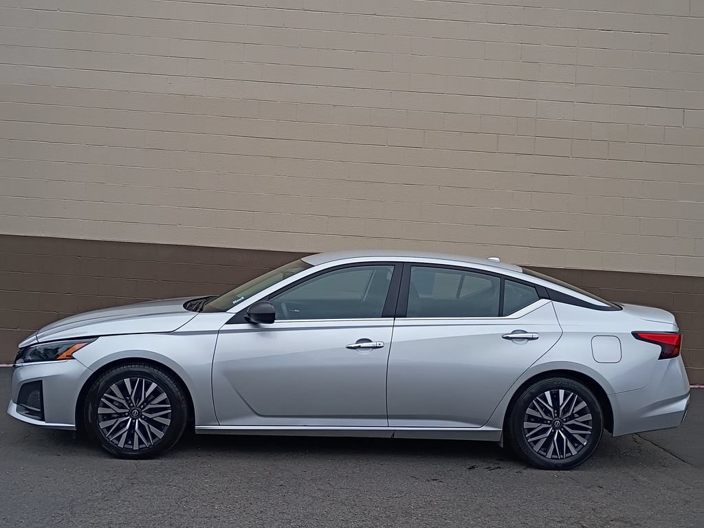 Used 2025 Nissan Altima 2.5 SV FWD image 9