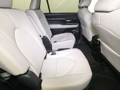 Used 2024 Toyota Grand Highlander AWD image 22