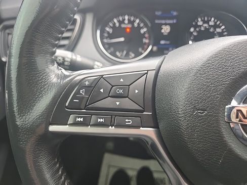 Used 2018 Nissan Rogue SV w/ Premium Package image 17