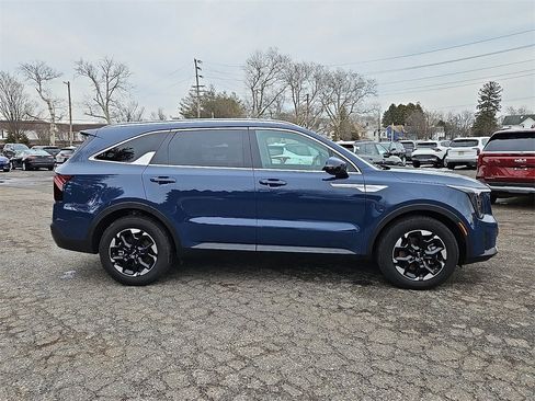 Certified 2025 Kia Sorento S w/ Panoramic Sunroof Package image 8