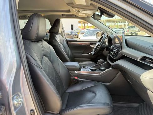 Used 2023 Toyota Highlander Platinum image 32