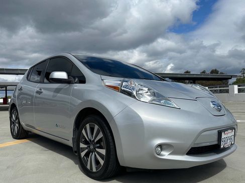 Used 2017 Nissan Leaf SV w/ Premium Package image 16