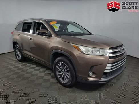 Used 2017 Toyota Highlander XLE FWD image 1
