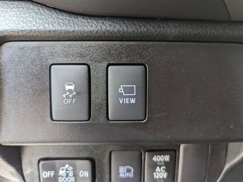 Used 2021 Toyota Tacoma Limited image 24