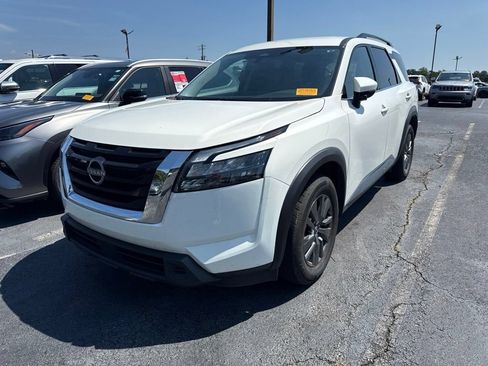 Used 2025 Nissan Pathfinder SV FWD image 1