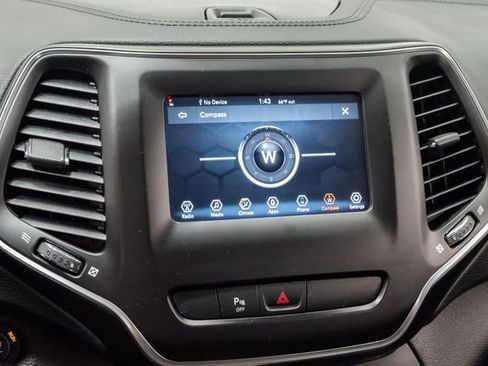 Used 2019 Jeep Cherokee Latitude Plus FWD image 18