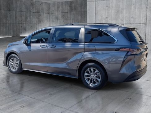 Used 2024 Toyota Sienna XLE image 3