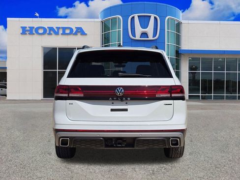 Used 2024 Volkswagen Atlas Peak Edition SE image 4