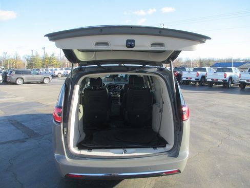 Used 2021 Chrysler Pacifica Touring-L image 6