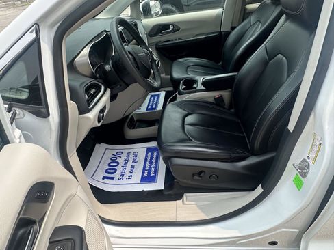Used 2023 Chrysler Pacifica Touring-L FWD image 18