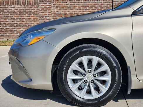 Used 2015 Toyota Camry LE image 10